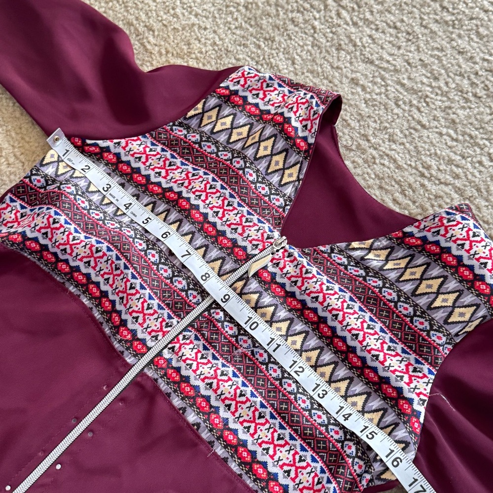 Burgundy Dress Abaya with Patterned Accents - Picture 6 of 8